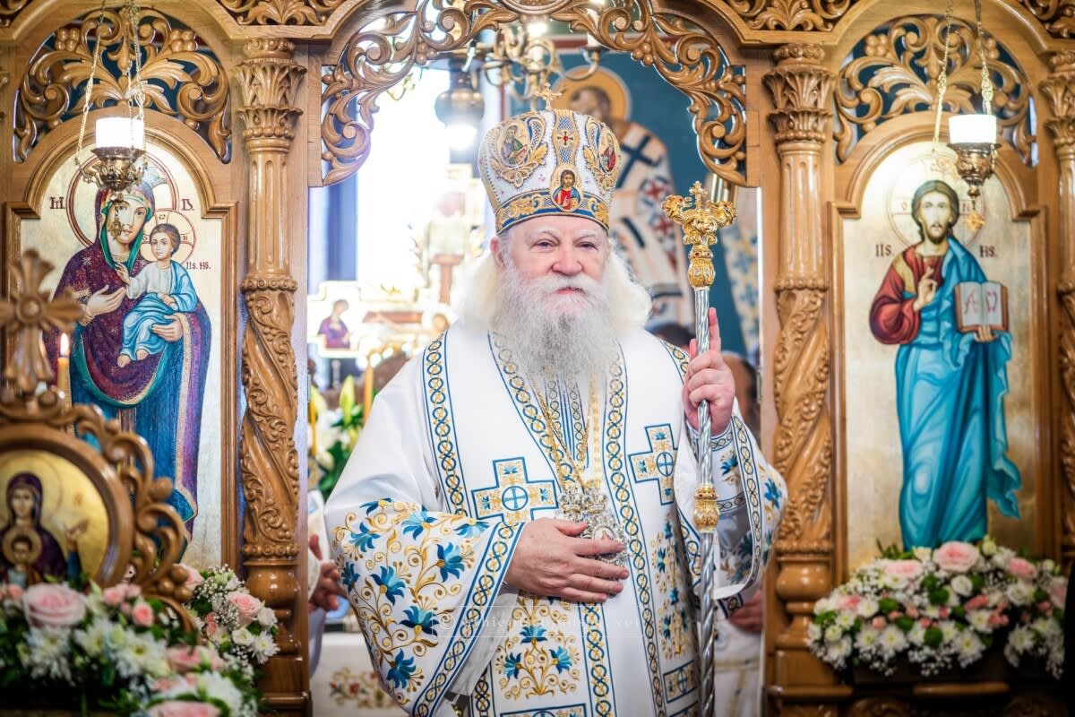 Credincioși participând la slujba de Izvorul Tămăduirii în Suceava