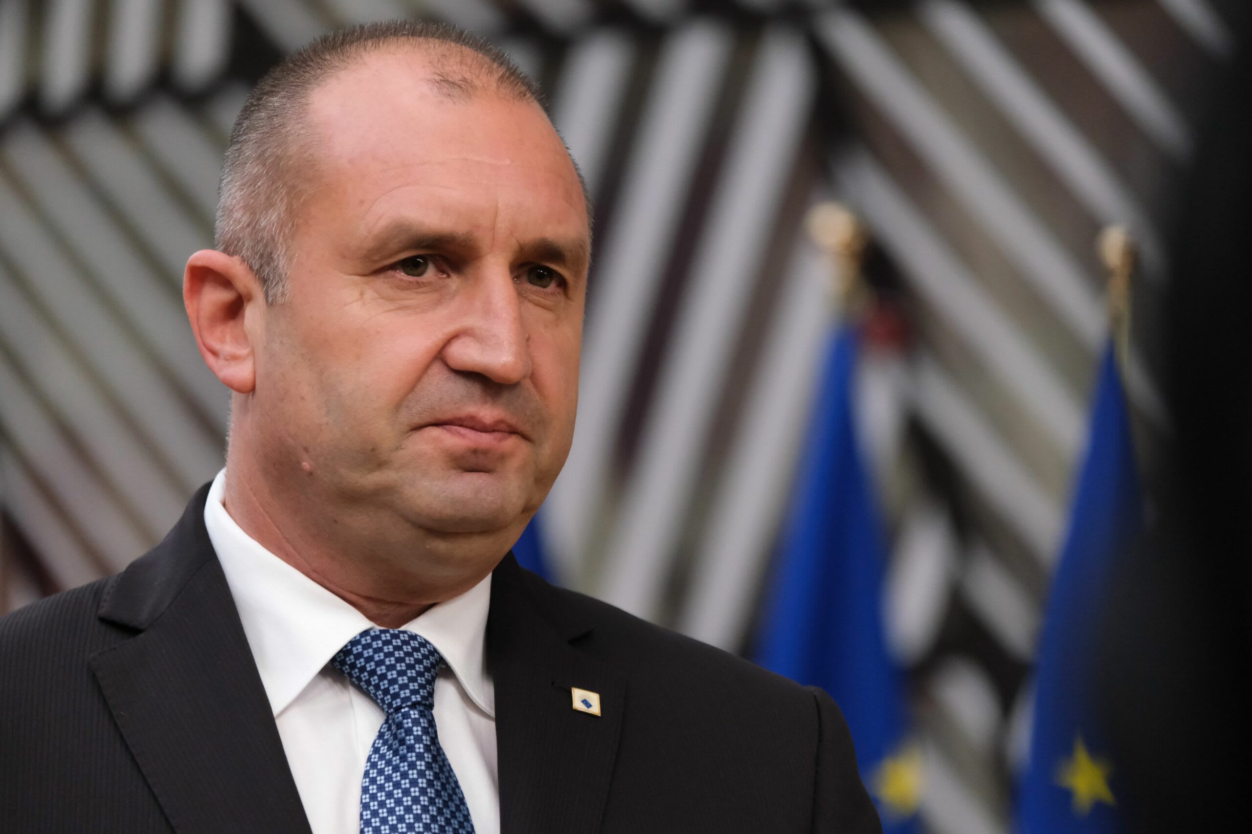 Clădirea Comisiei Europene și drapelul UE în Bruxelles