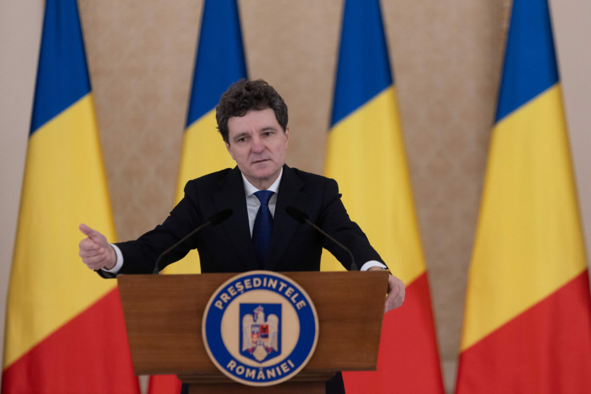 Nicușor Dan în timpul declarațiilor despre criza politică din România