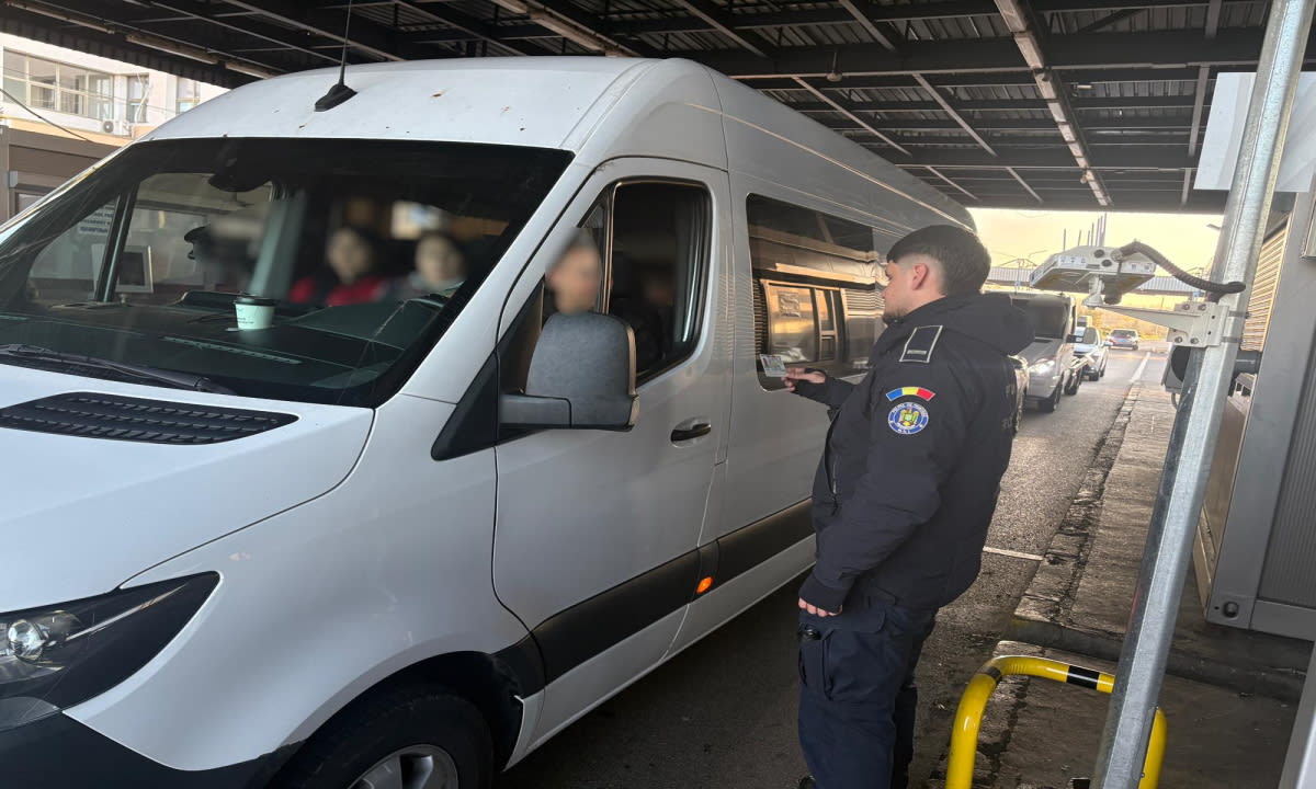 Polițiști de frontieră verificând documente la Vama Albița Polițiști de frontieră verificând documente la Vama Albița