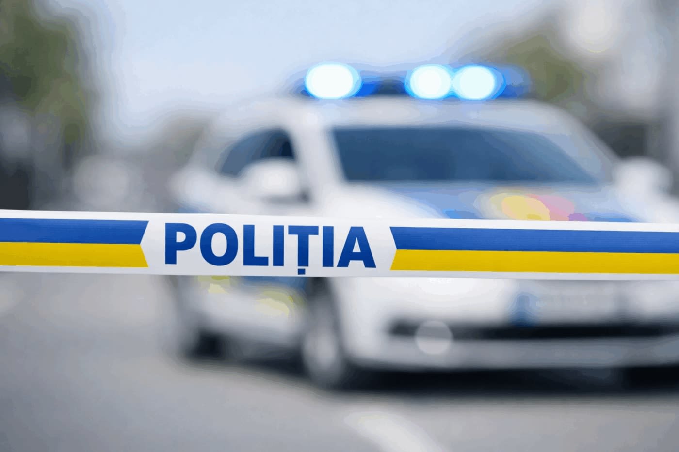 Polițiști din Dâmbovița verificând un autoturism în Comișani