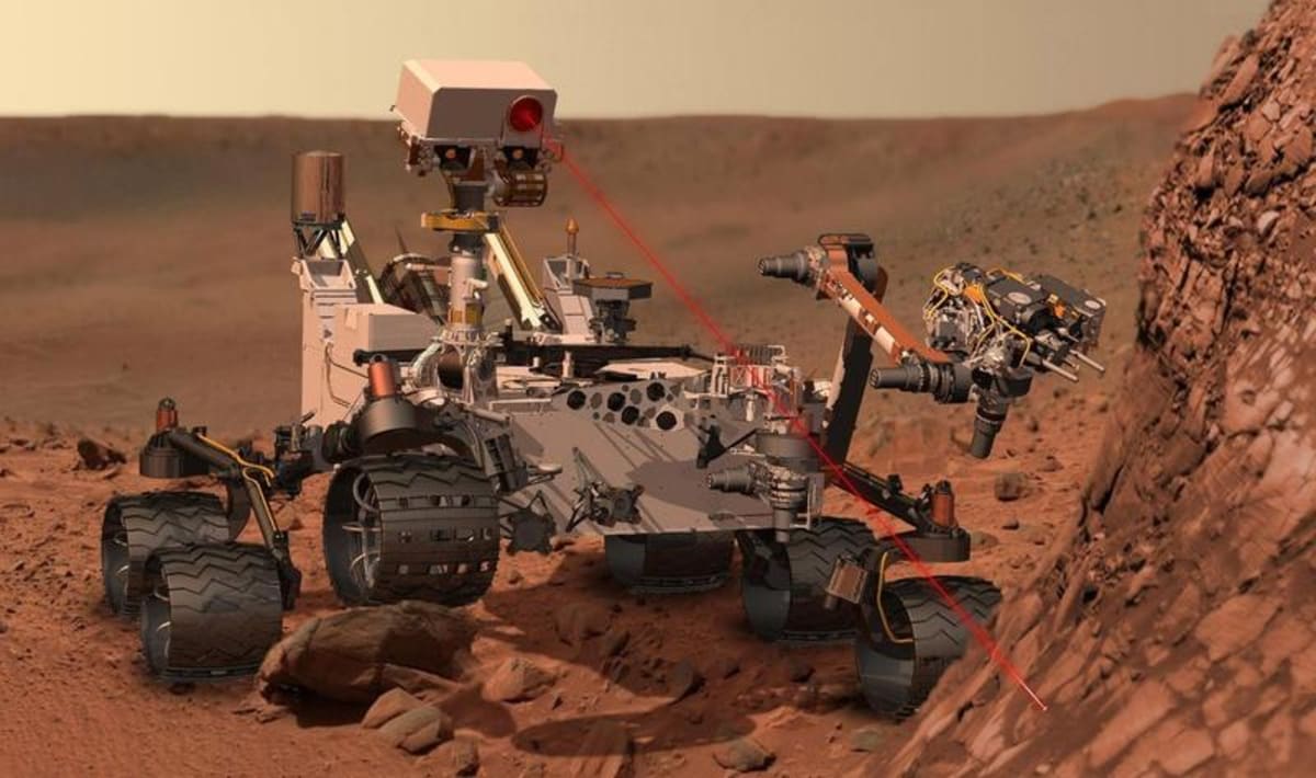 Roverul Curiosity explorând suprafața planetei Marte