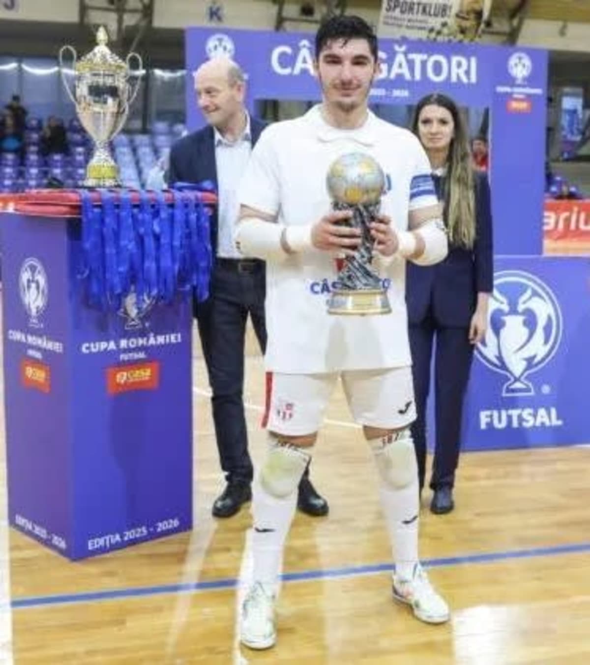 Portarul Răzvan Mihalache în timpul meciului de futsal