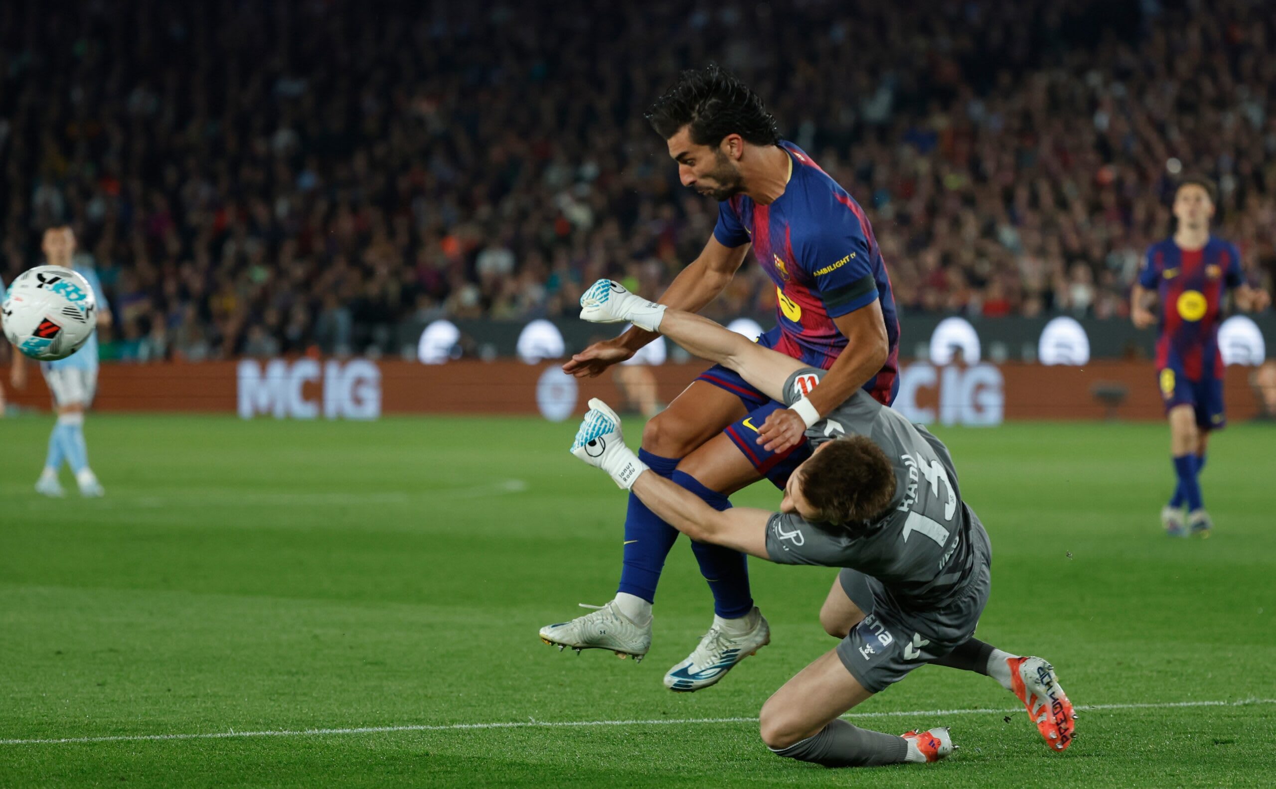 Portar român Ionuț Radu în poartă în timpul meciului FC Barcelona - Celta Vigo