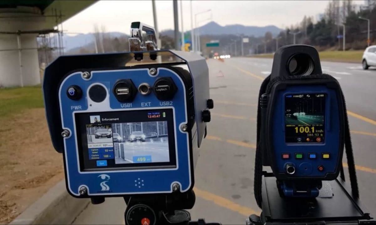 Polițiști rutieri aplicând sancțiuni pentru viteză excesivă în Constanța Polițiști rutieri aplicând sancțiuni pentru viteză excesivă în Constanța