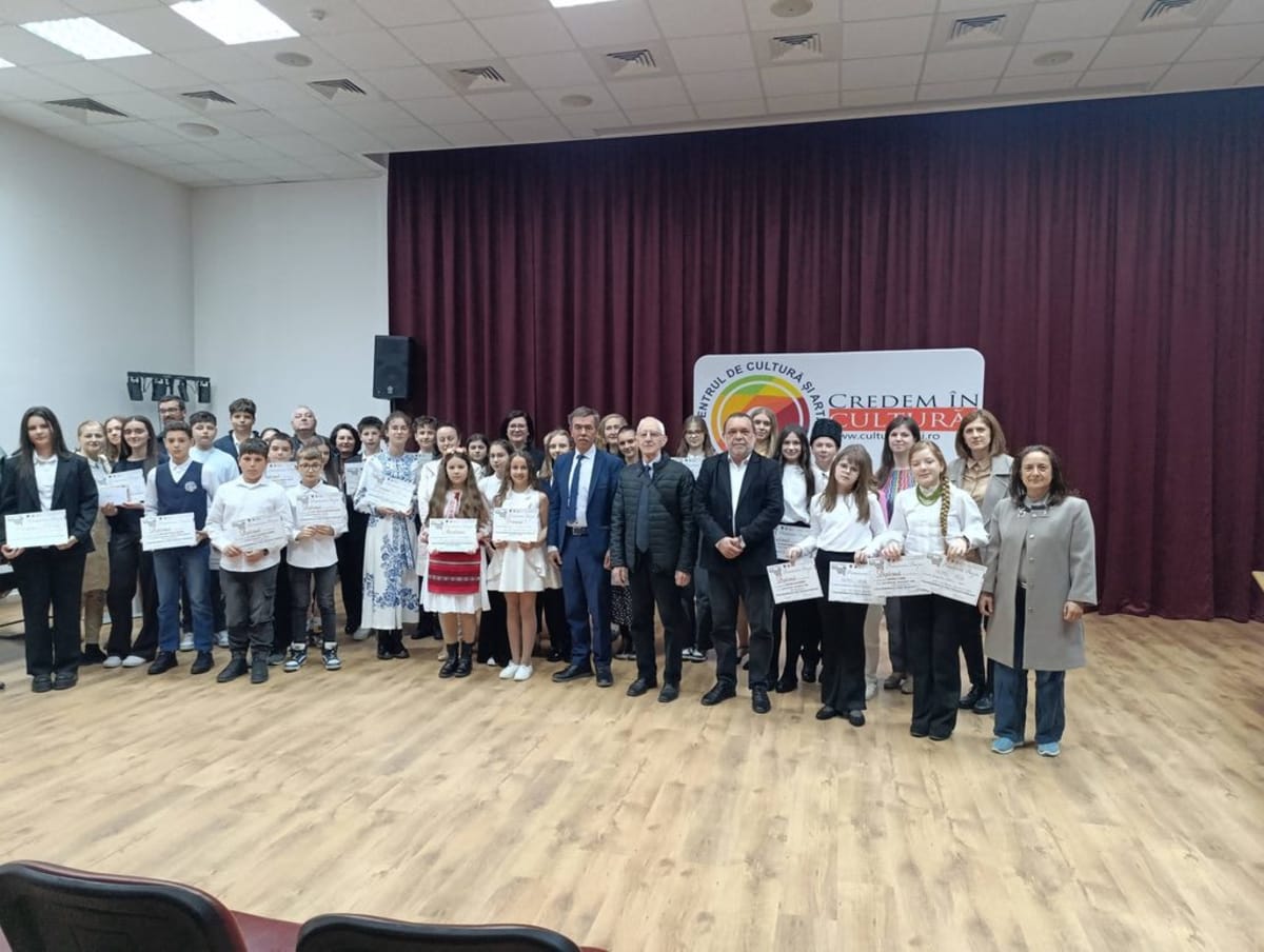 Elevi recitând poezie românească la concursul de la Zalău