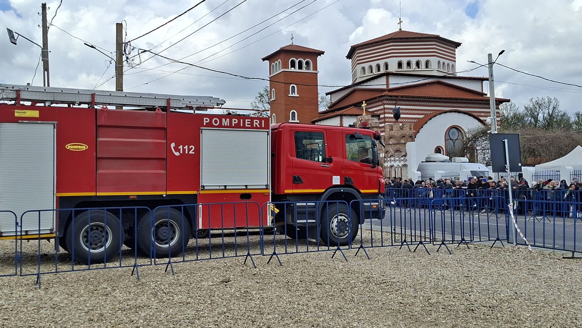 Credincioși participând la pelerinaj la Mănăstirea Pantocrator din Teleorman Credincioși participând la pelerinaj la Mănăstirea Pantocrator din Teleorman