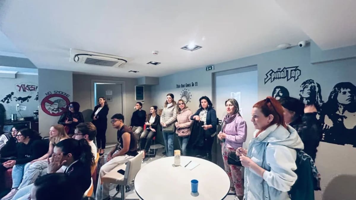Tineri participanți la curs de formare digitală în sala de clasă Tineri participanți la curs de formare digitală în sala de clasă