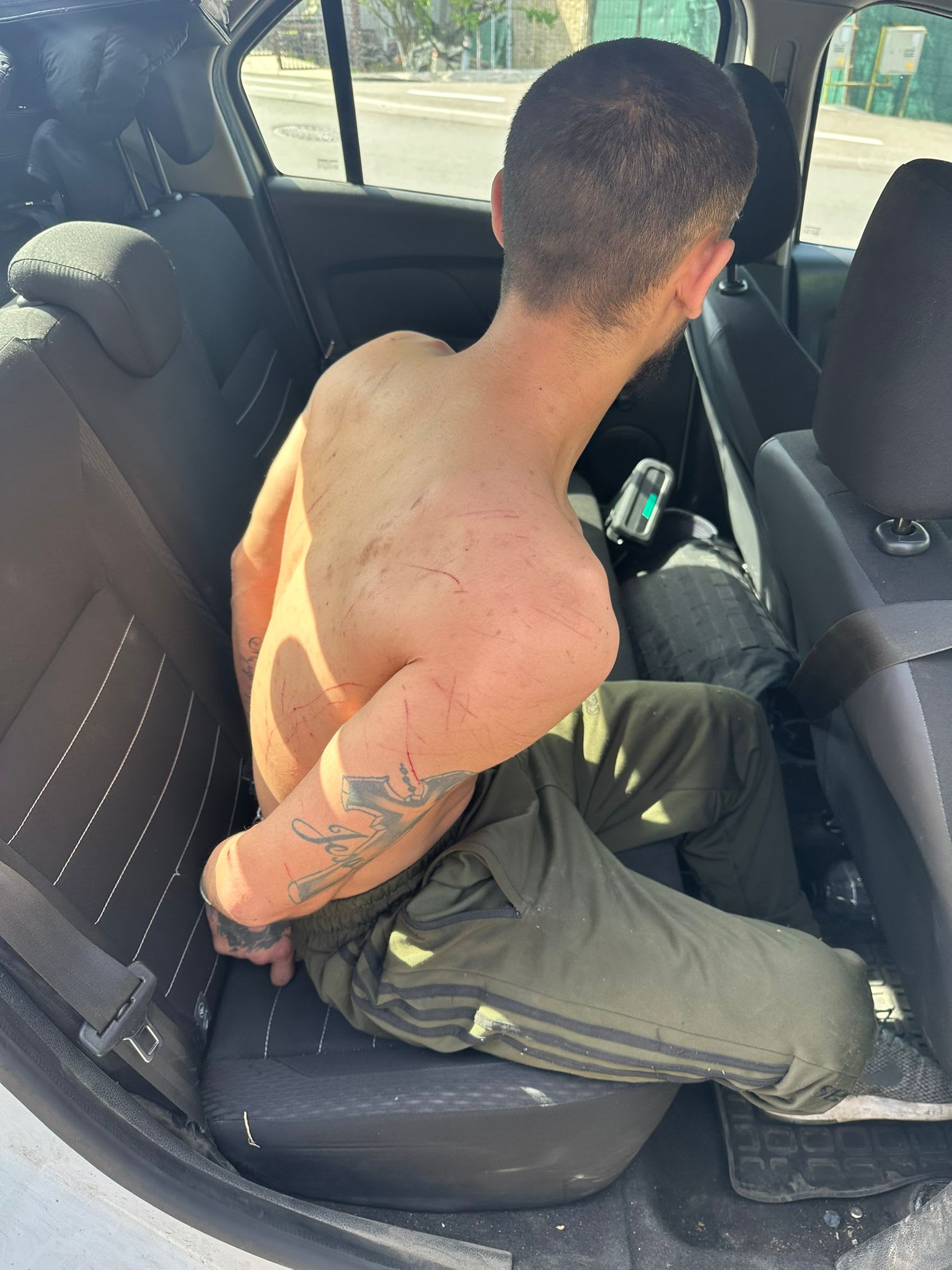 Polițiști în acțiune în Zalău, tânăr pe geam de la etajul 4