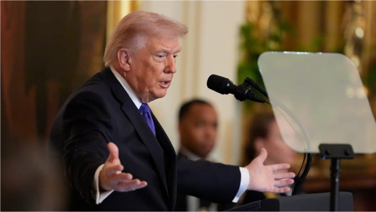 Președintele Donald Trump anunță majorarea tarifelor vamale pentru automobile Președintele Donald Trump anunță majorarea tarifelor vamale pentru automobile