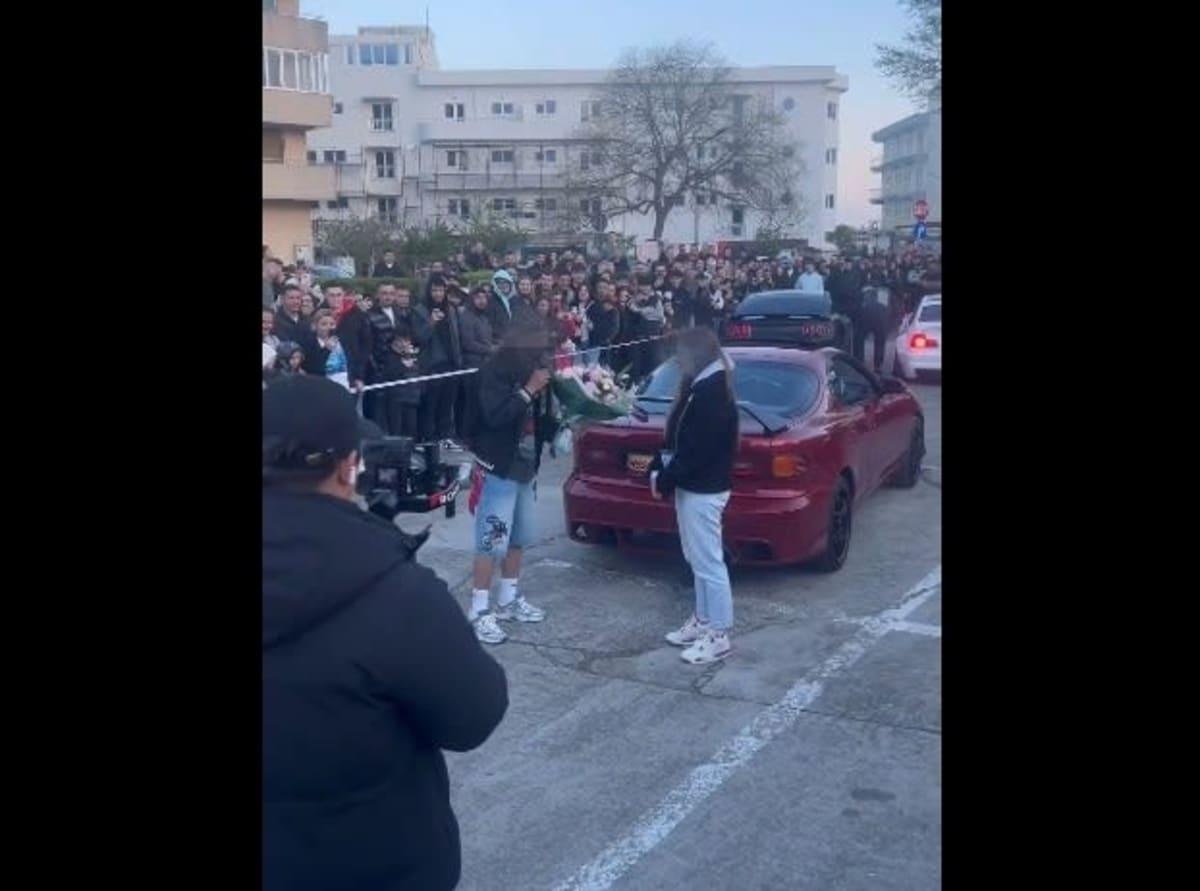 Momentul cererii în căsătorie pe malul mării în Eforie Nord