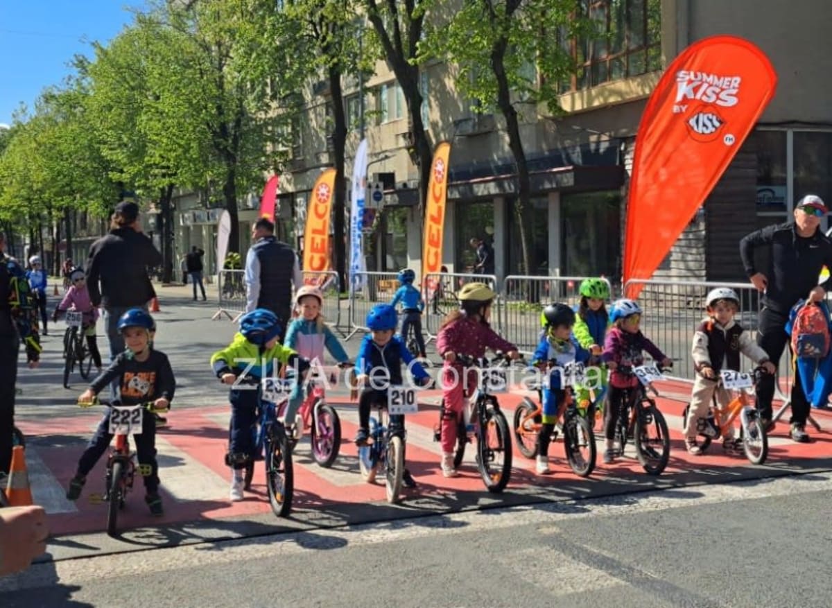 Copii participând la cursa de ciclism în Constanța, traseu cu biciclete și spectatori Copii participând la cursa de ciclism în Constanța, traseu cu biciclete și spectatori