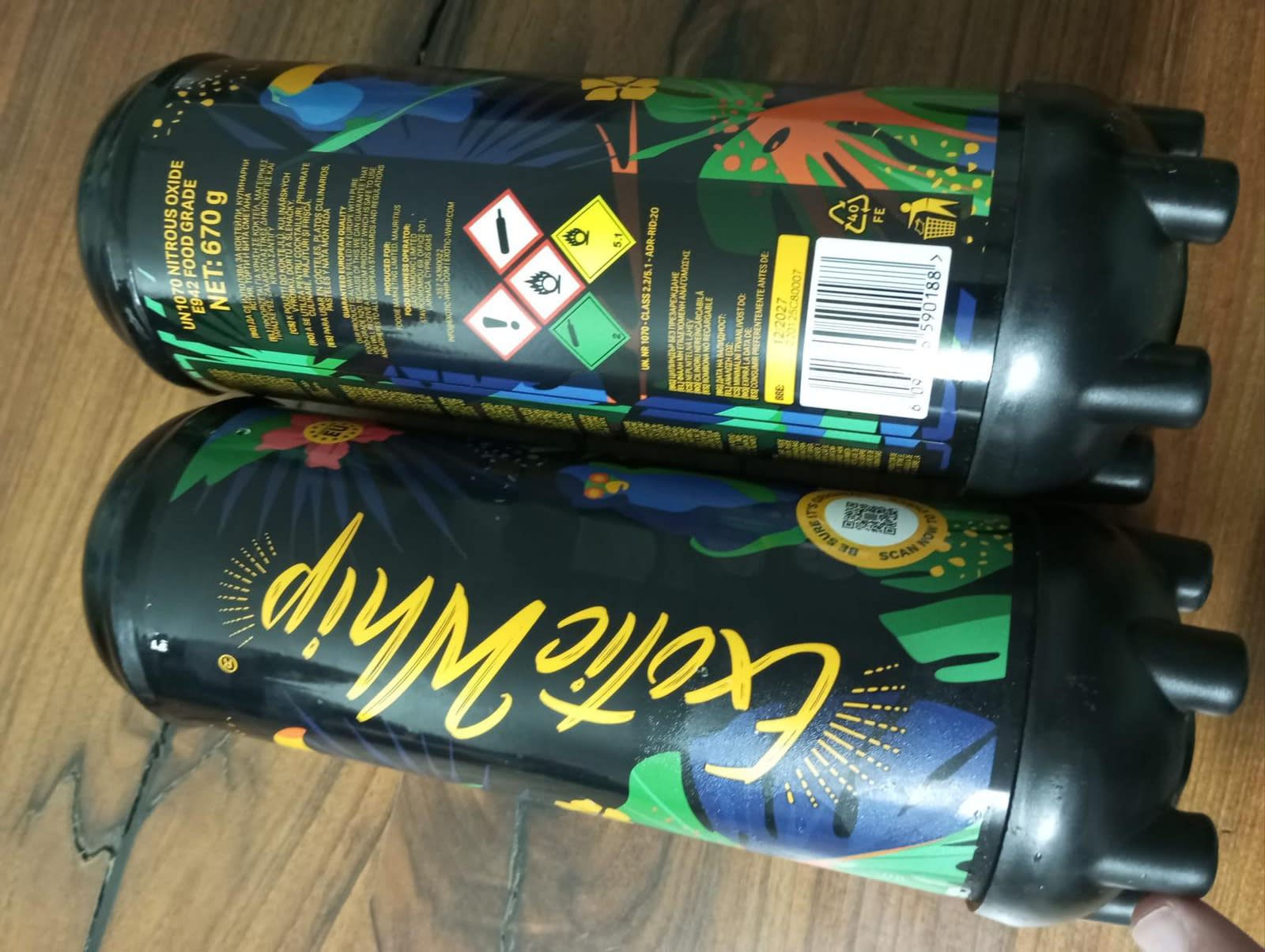 Jandarmi constănțeni verificând butelii cu gaz ilariant la festivalul Elrow din Năvodari Jandarmi constănțeni verificând butelii cu gaz ilariant la festivalul Elrow din Năvodari