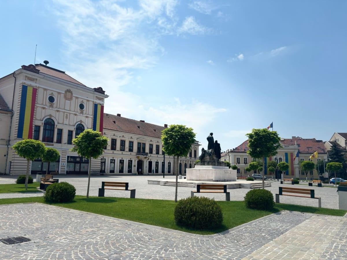 Sala de ședințe a primăriei Zalău pregătită pentru dezbatere