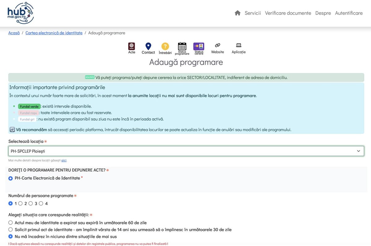 Persoană solicitând carte electronică de identitate la ghișeu Persoană solicitând carte electronică de identitate la ghișeu