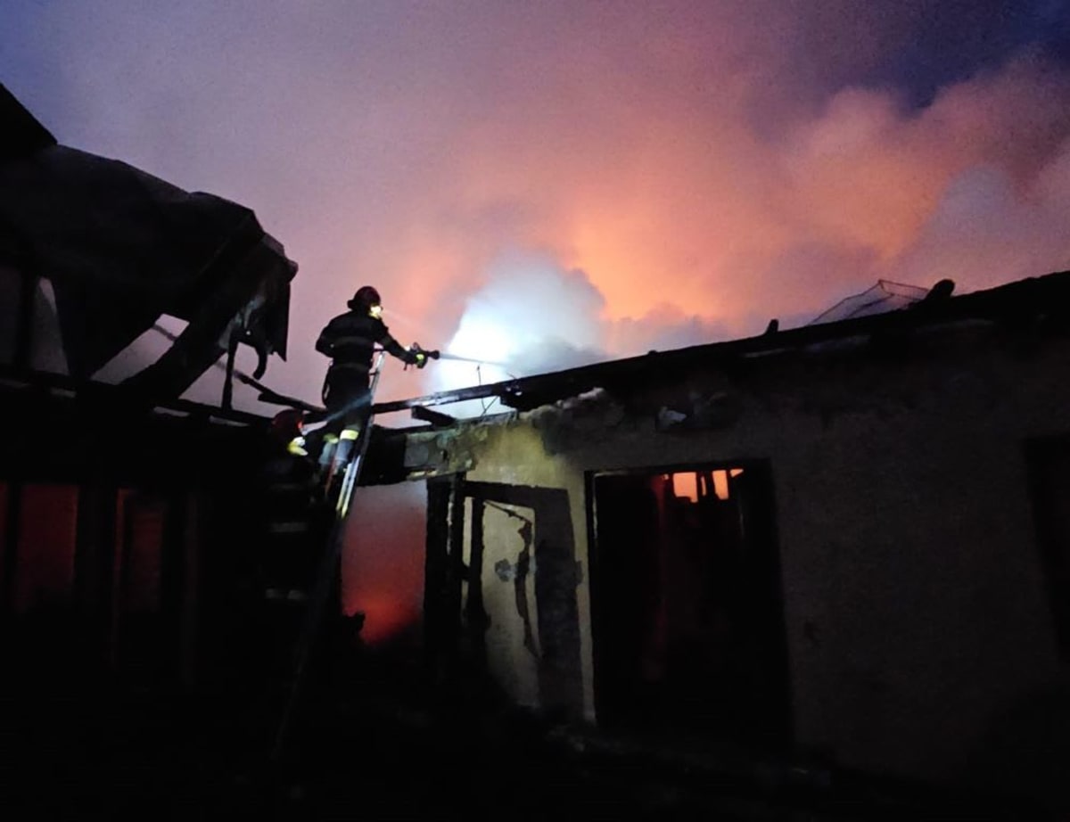Pompieri în acțiune la stingerea unui incendiu în Vrancea