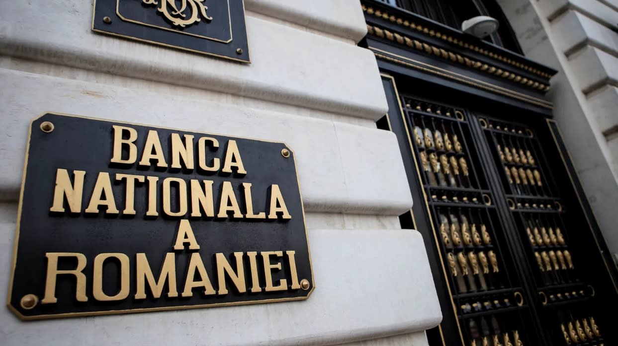 Senator în plenul Parlamentului în timpul adoptării proiectului de lege Senator în plenul Parlamentului în timpul adoptării proiectului de lege