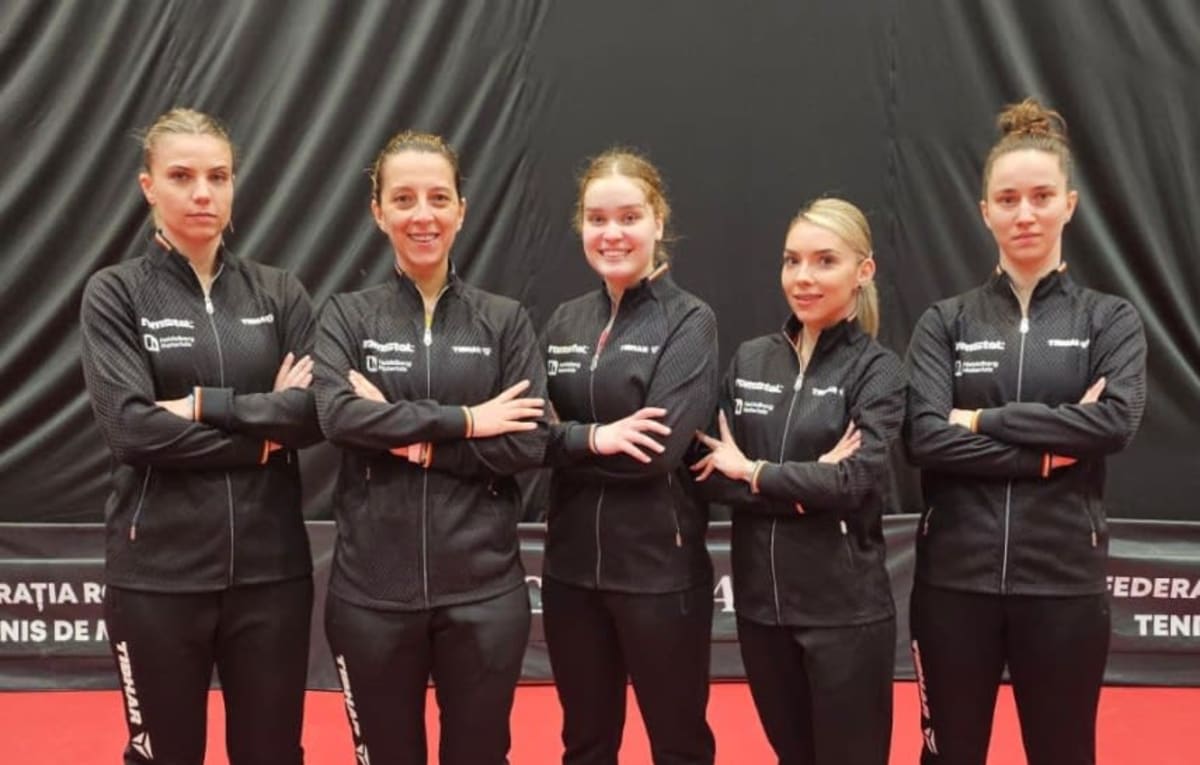 Echipa feminină de tenis de masă a României sărbătorind pe podium la Londra Echipa feminină de tenis de masă a României sărbătorind pe podium la Londra