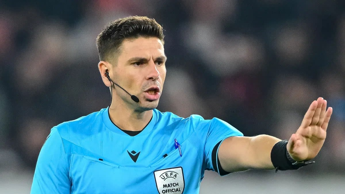 Arbitru Marian Barbu în timpul unei meci de fotbal