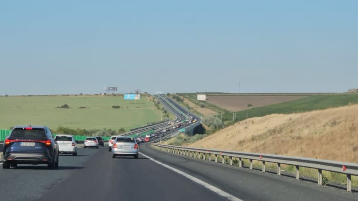 Ceată densă pe drumul național din România Ceată densă pe drumul național din România