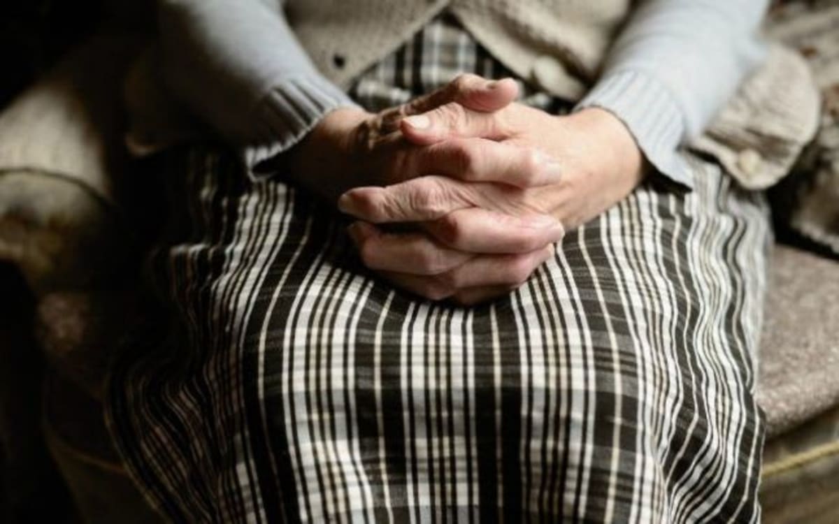 Persoană în scaun cu rotile primind sprijin social în Sălaj