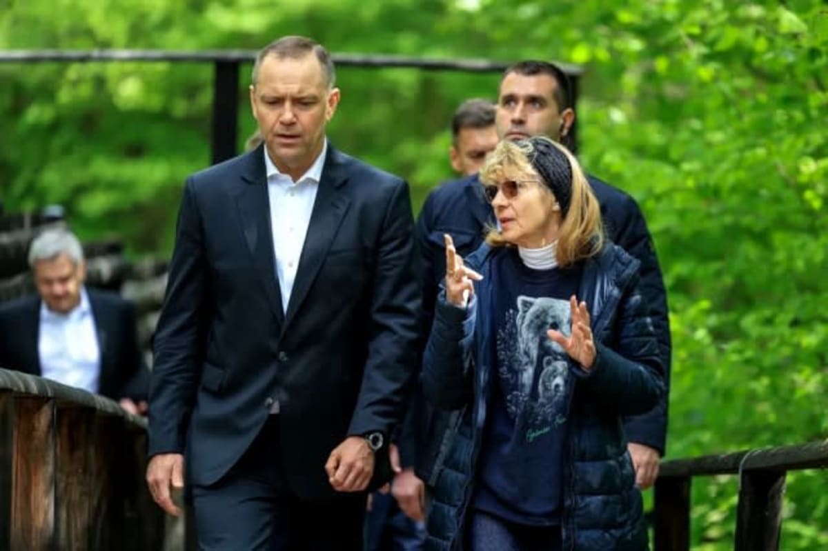 Președintele Poloniei semnând Cartea de Onoare la Aeroportul Brașov-Ghimbav