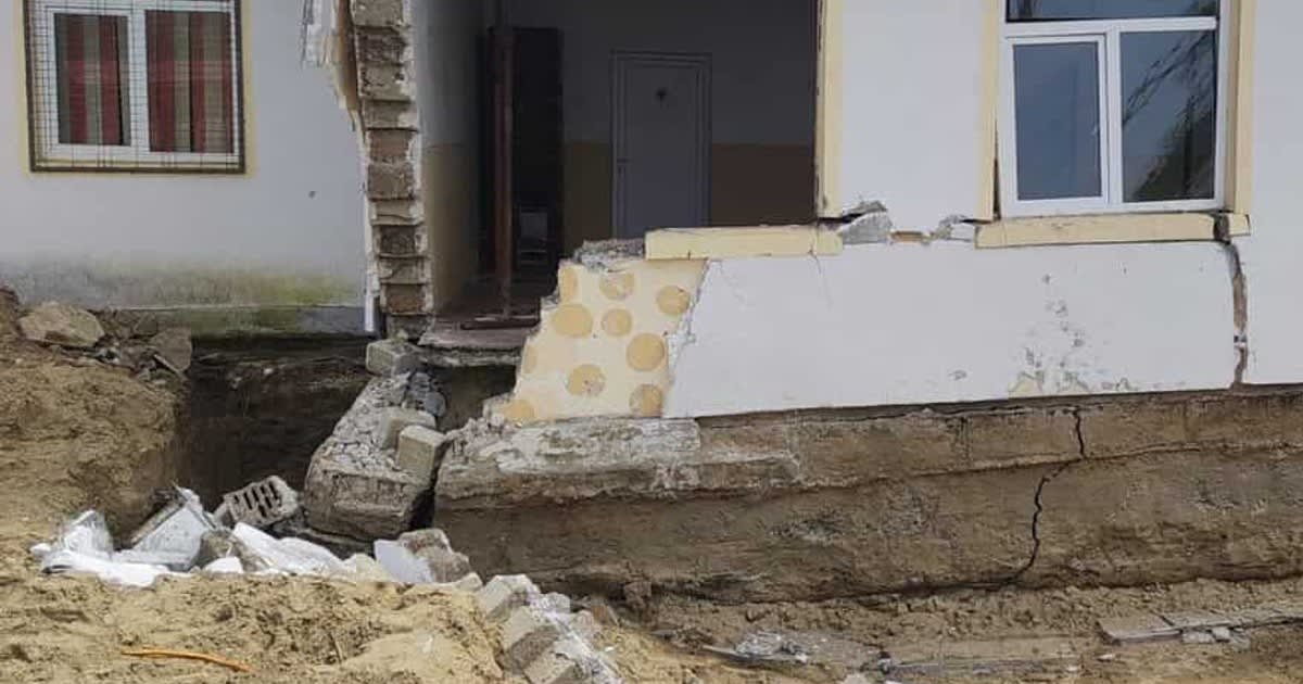 Clădire școală din Maliuc cu perete prăbușit în timpul orelor