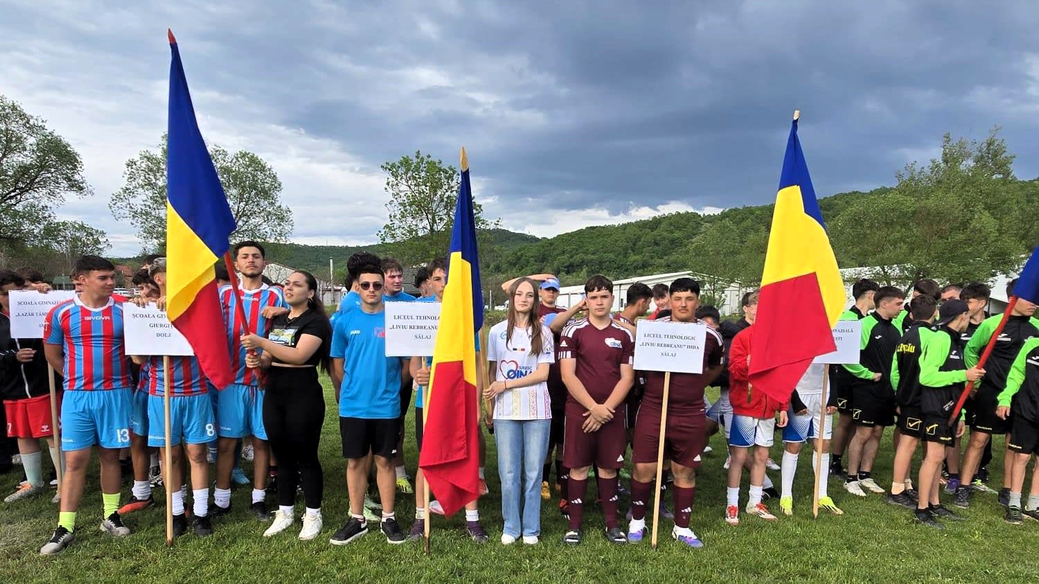 Elevi din Hida câștigând medalii la Olimpiada Națională de Oină
