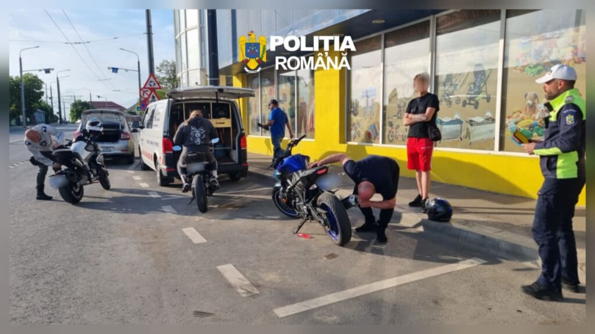 Polițiști rutieri verificând motociclete în Vaslui