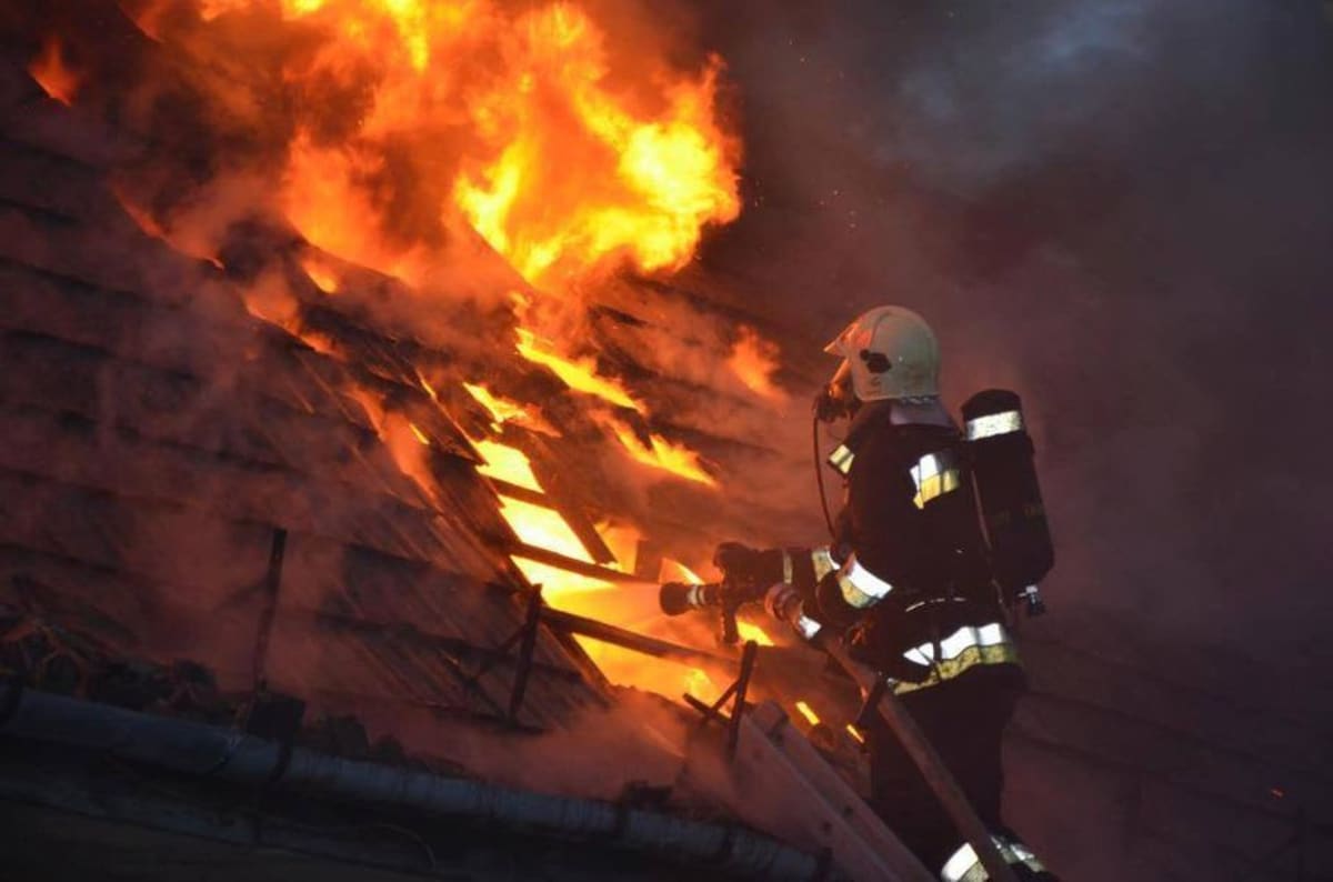 Pompieri intervenind pentru stingerea unui incendiu în Sălaj