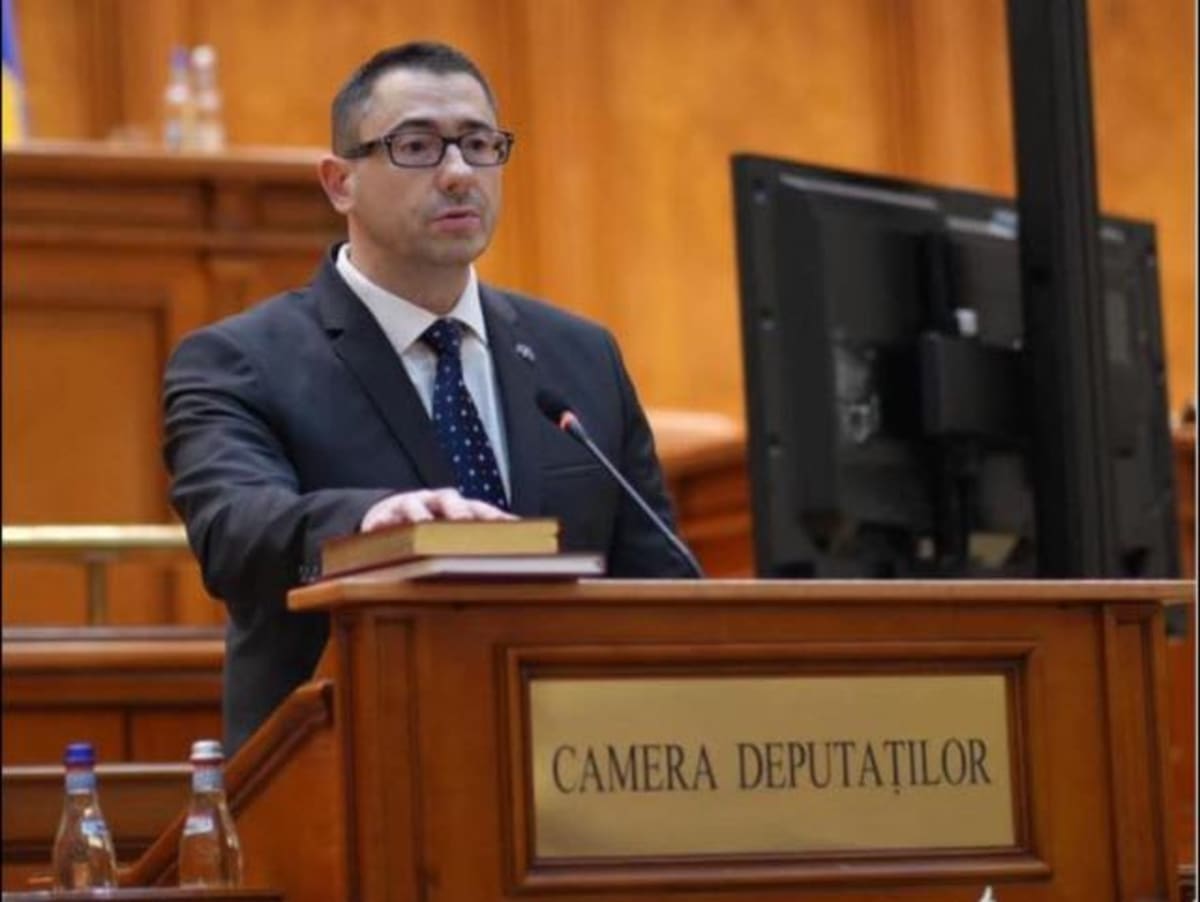 Elevi în pauză în curtea școlii din Brașov