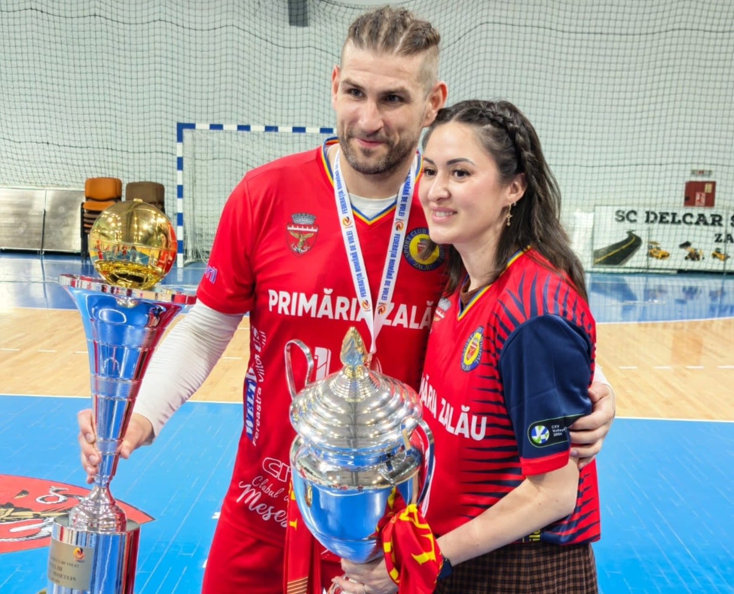 Cristian Bartha în timpul unui meci de volei, echipament sportiv, teren de volei