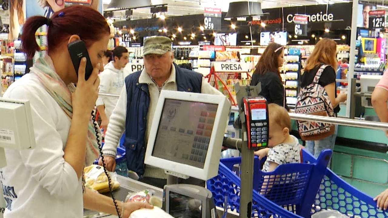 Români verificând promoții în supermarketuri