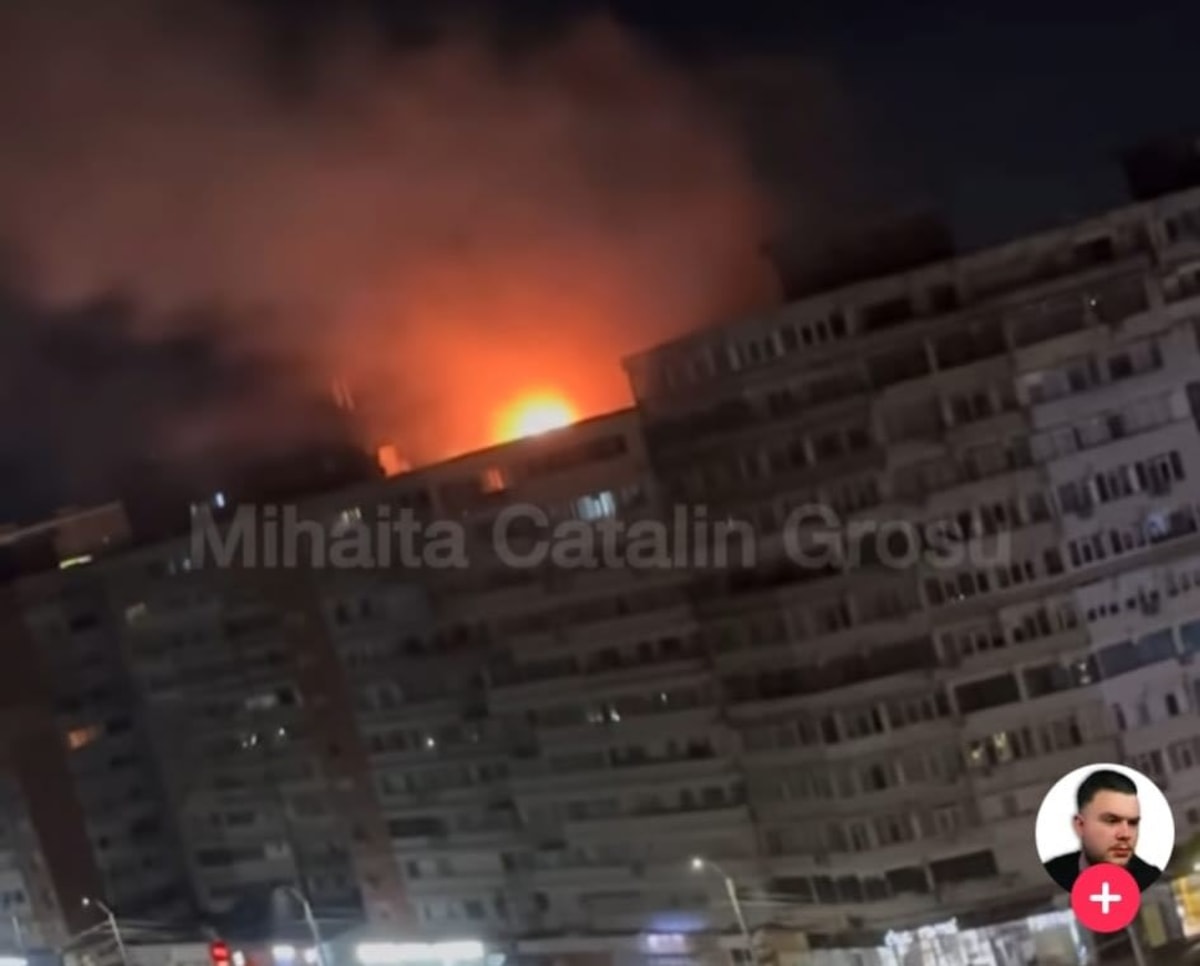 Dronă rusească prăbușită pe acoperișul unui bloc din Galați, cu echipe de intervenție în acțiune Dronă rusească prăbușită pe acoperișul unui bloc din Galați, cu echipe de intervenție în acțiune