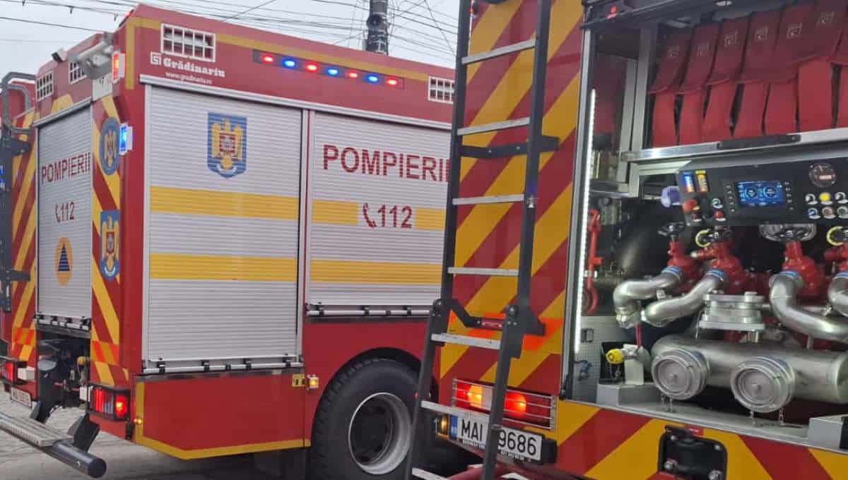 Pompieri intervenind la o conductă de gaz avariată în Unirea