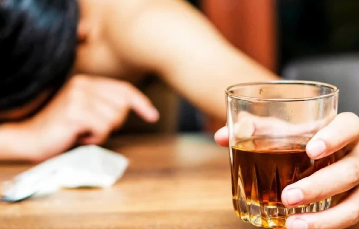Medic hunedorean examinează pacient cu probleme hepatice