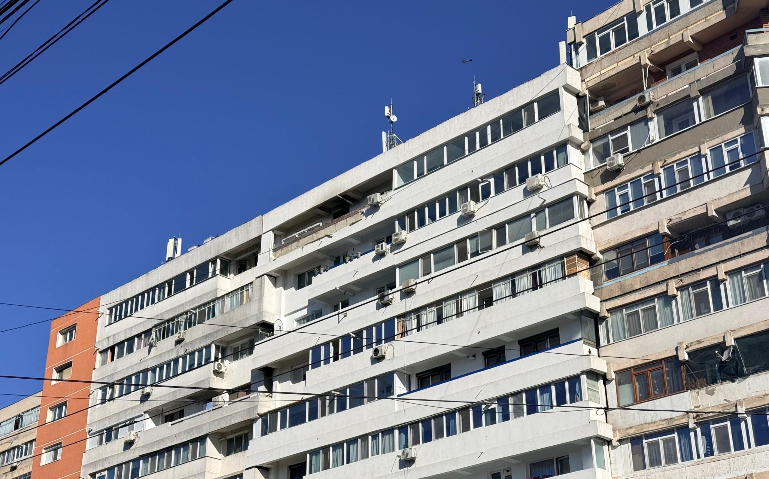 Dronă militară rusă prăbușită pe un bloc din Galați, explozie și intervenție de urgență