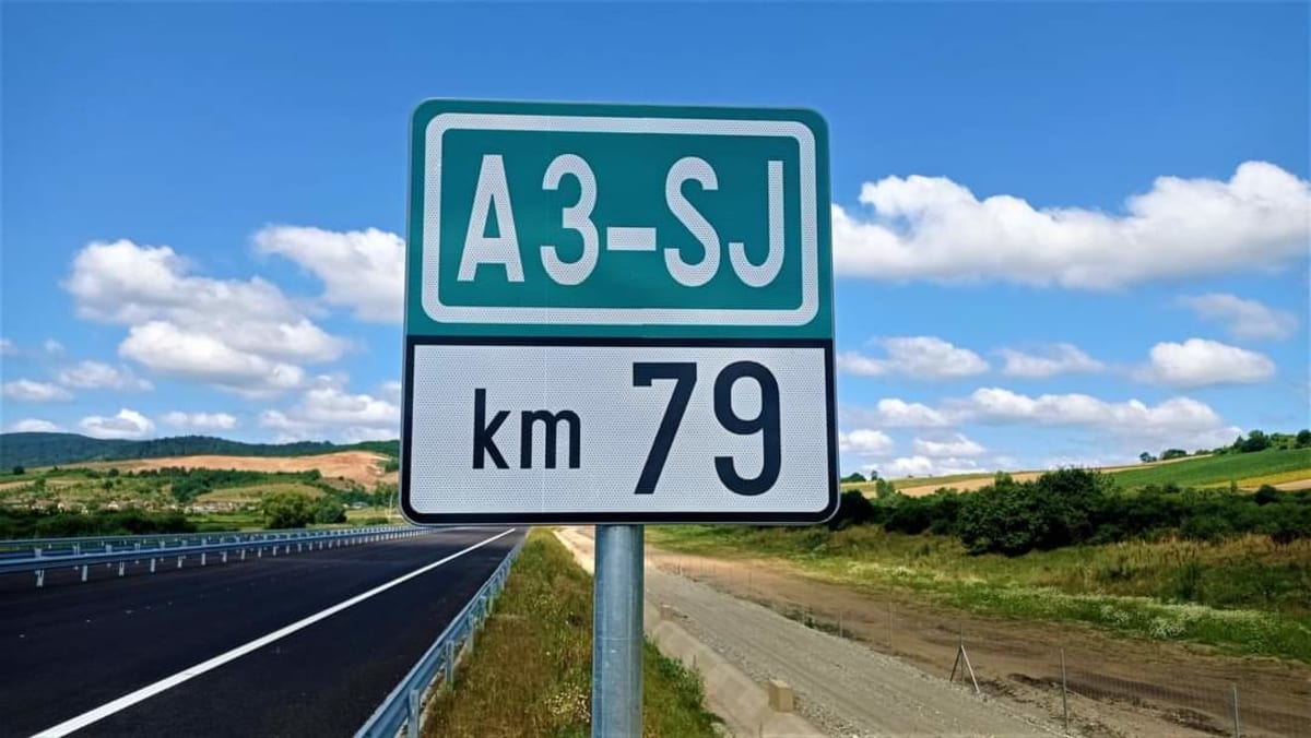 Lucrări de construcție pe șantierul autostrăzii din Sălaj, muncitori și utilaje în acțiune