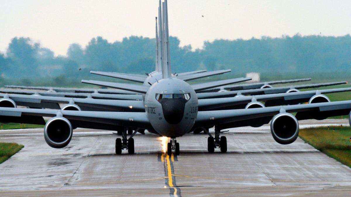 Avioane militare americane decolând de pe aeroportul din Sofia