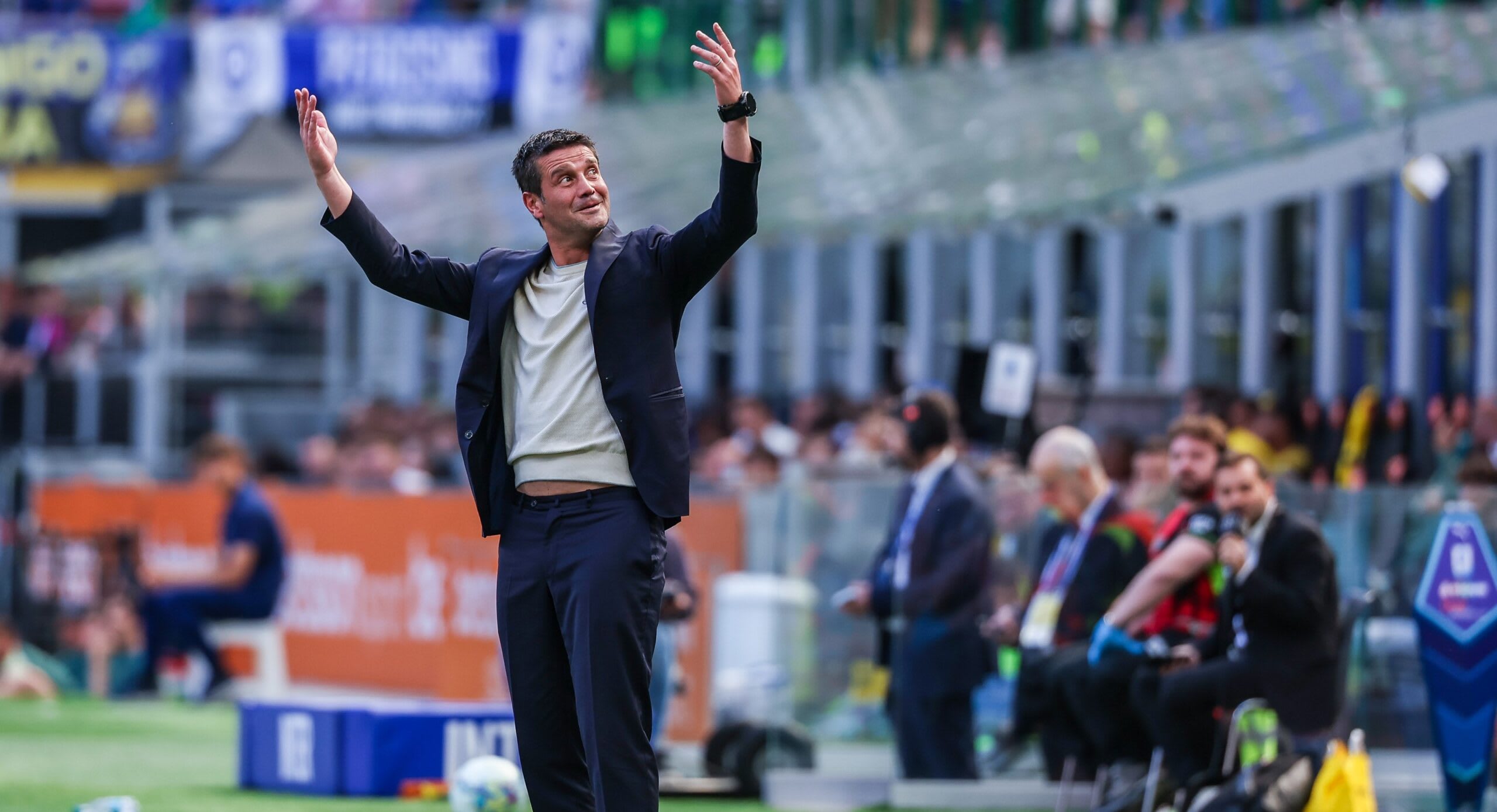 Cristi Chivu în discuții cu jucătorul Aleksandar Stankovic Cristi Chivu în discuții cu jucătorul Aleksandar Stankovic