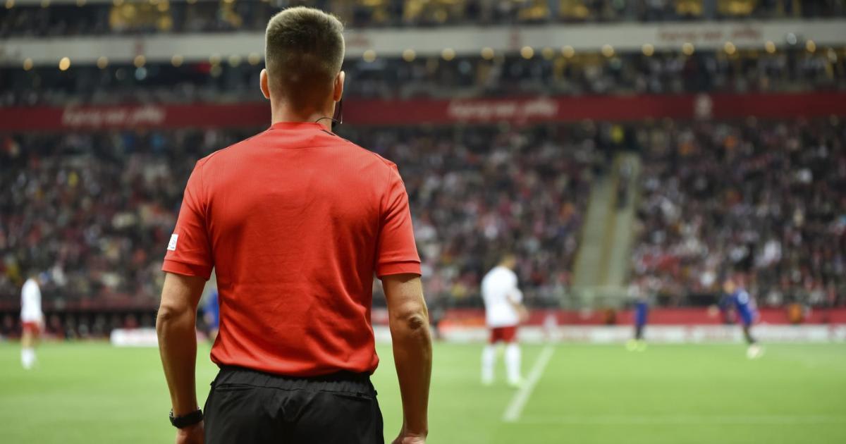 Arbitru de fotbal în timpul unui meci internațional Arbitru de fotbal în timpul unui meci internațional