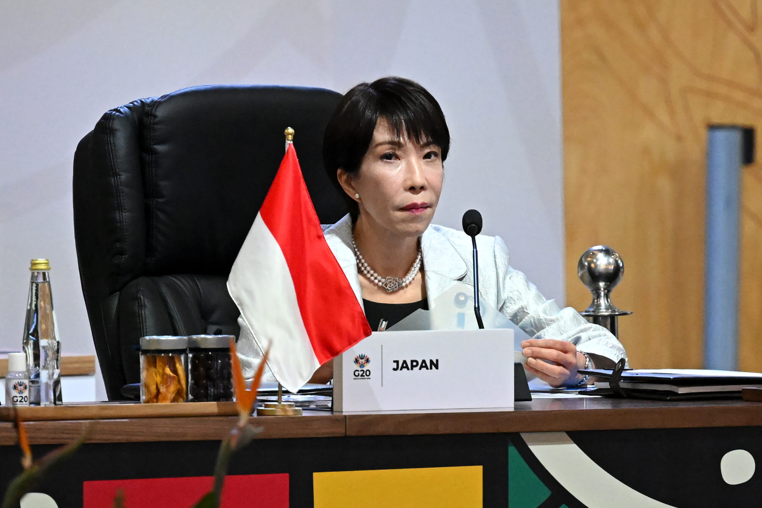 Navă japoneză trecând prin Strâmtoarea Ormuz, Iran Navă japoneză trecând prin Strâmtoarea Ormuz, Iran