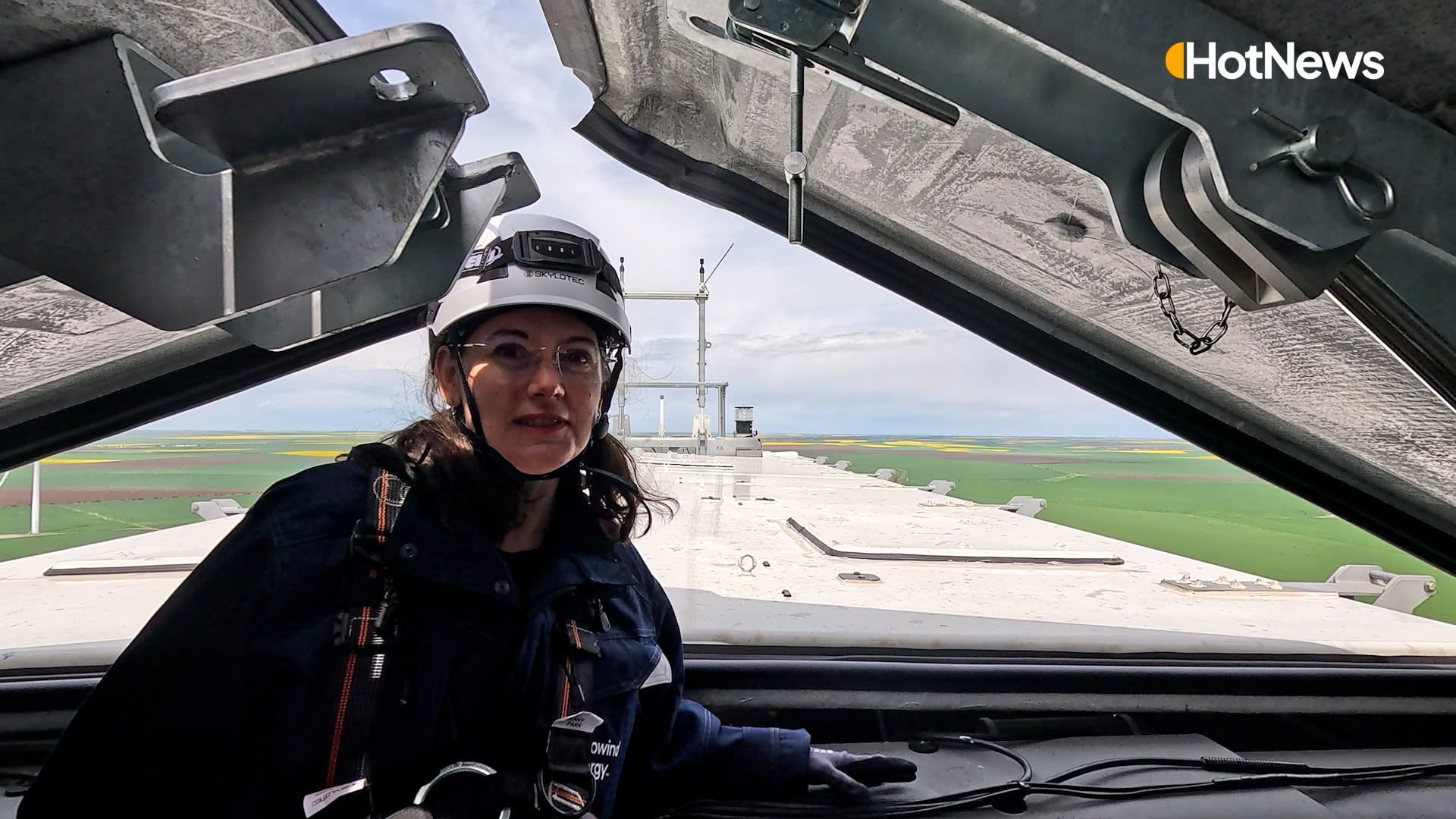 Interiorul unei turbine eoliene din România, cu mecanisme și panorama Dobrogei Interiorul unei turbine eoliene din România, cu mecanisme și panorama Dobrogei