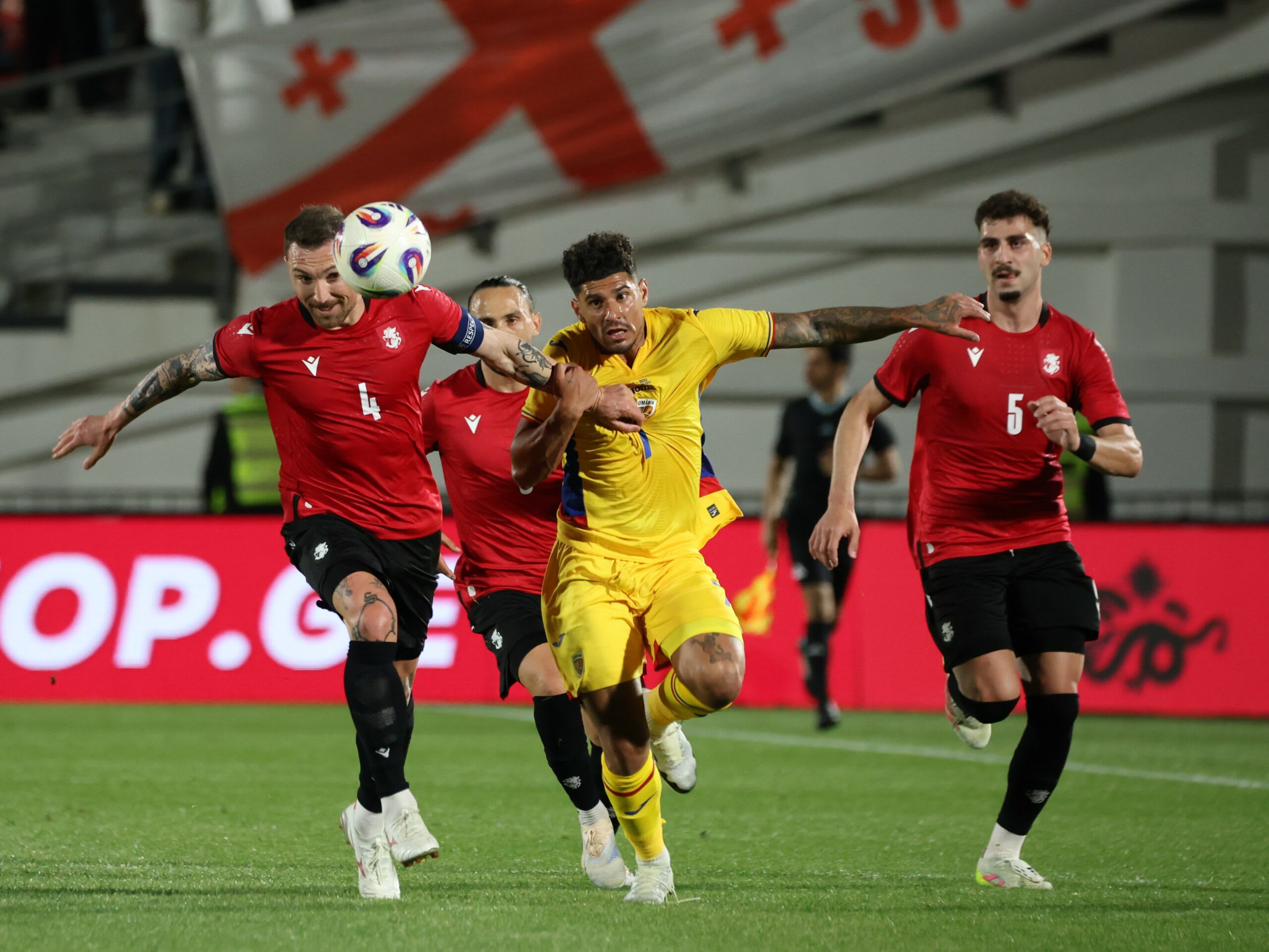 Florinel Coman în acțiune pe teren în amicalul cu Georgia