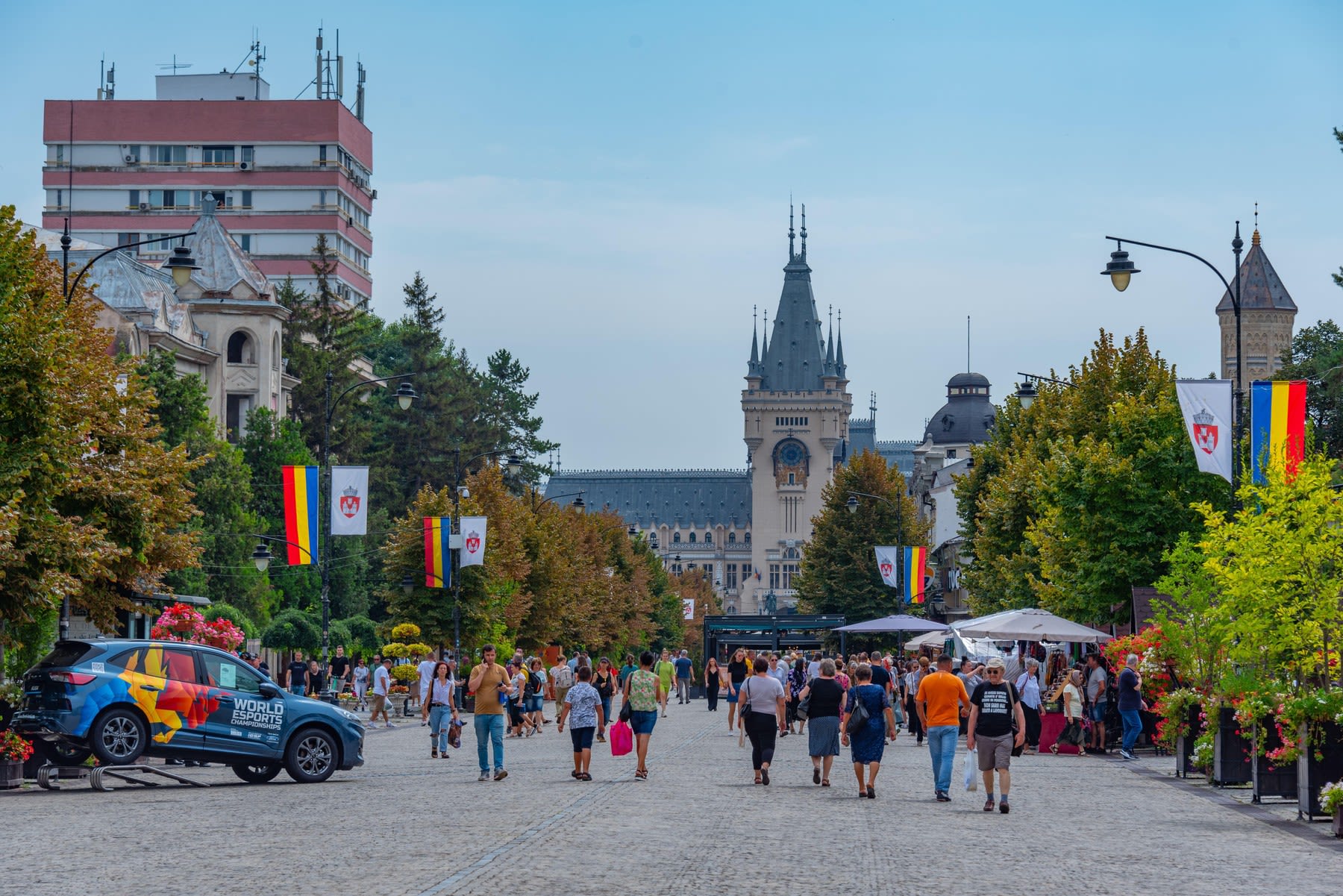 Oameni pe stradă în România