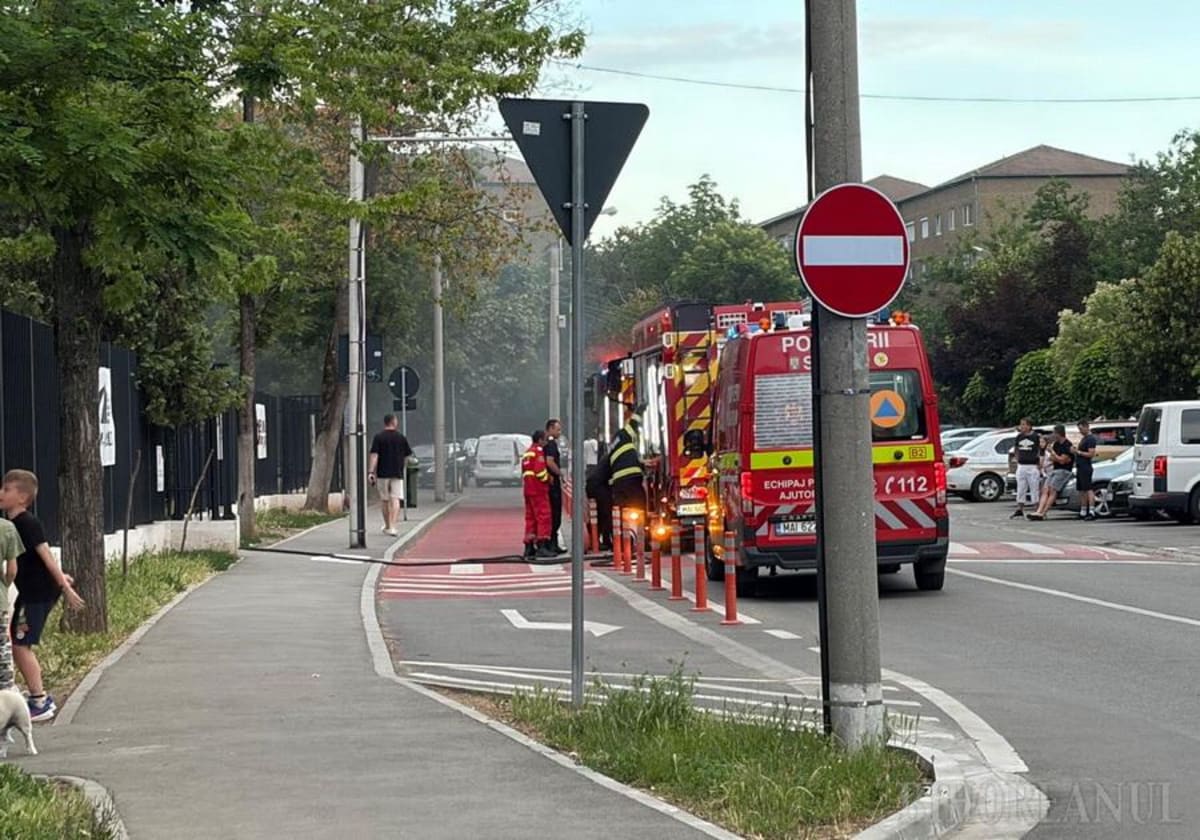 Echipaje de pompieri stingând un incendiu la școala din Oradea