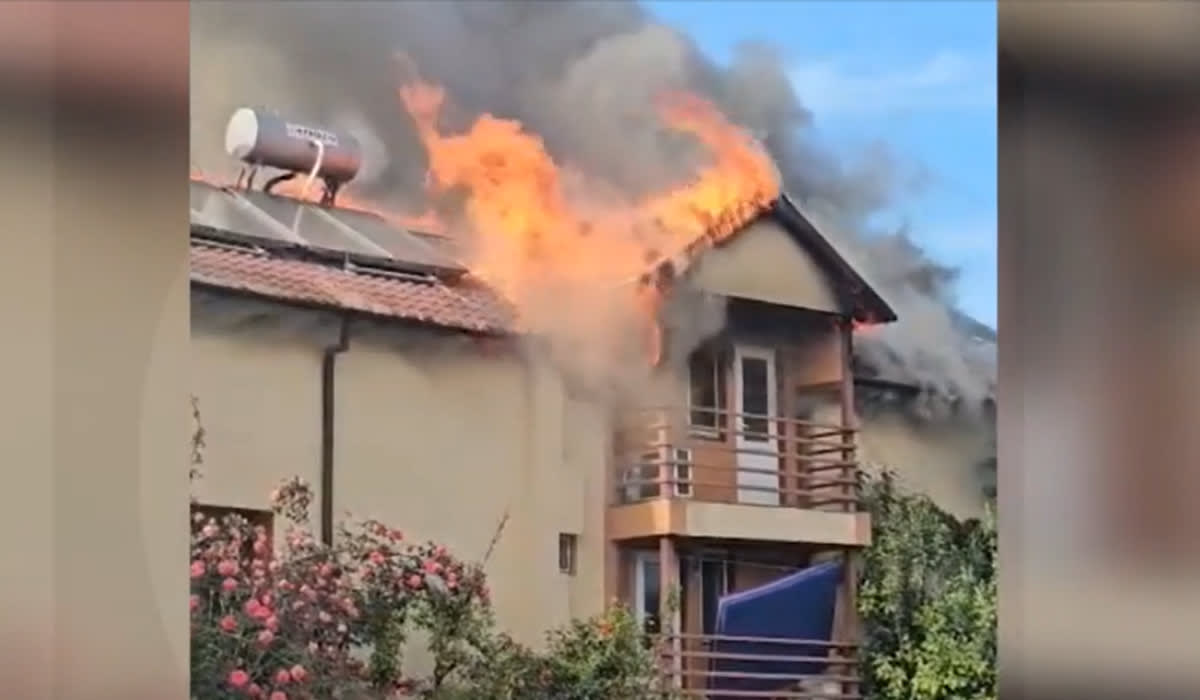 Pompieri stingând incendiu la pensiune din Costineşti, flăcări și fum Pompieri stingând incendiu la pensiune din Costineşti, flăcări și fum