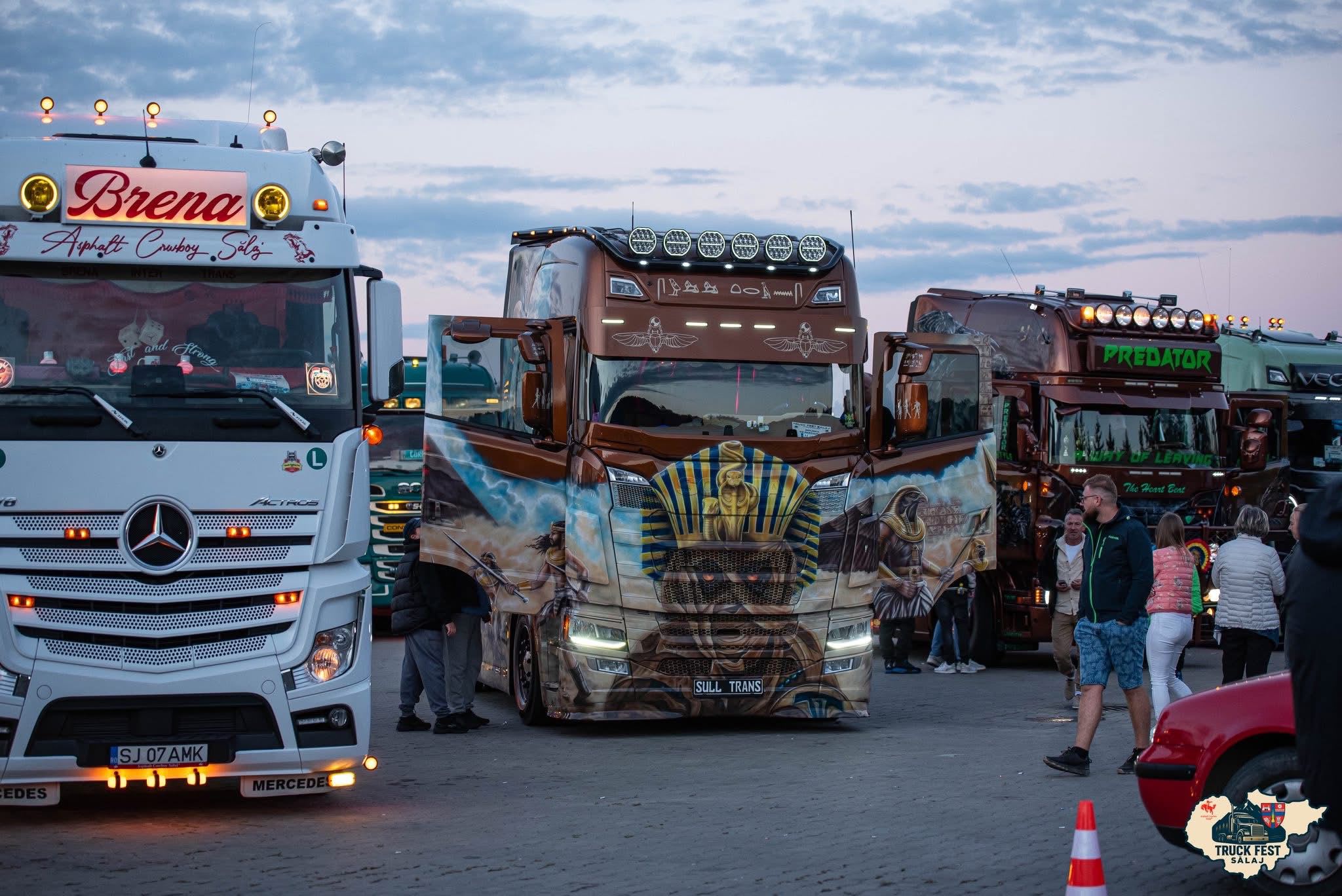 Camioane tunate participând la festival auto în Sălaj