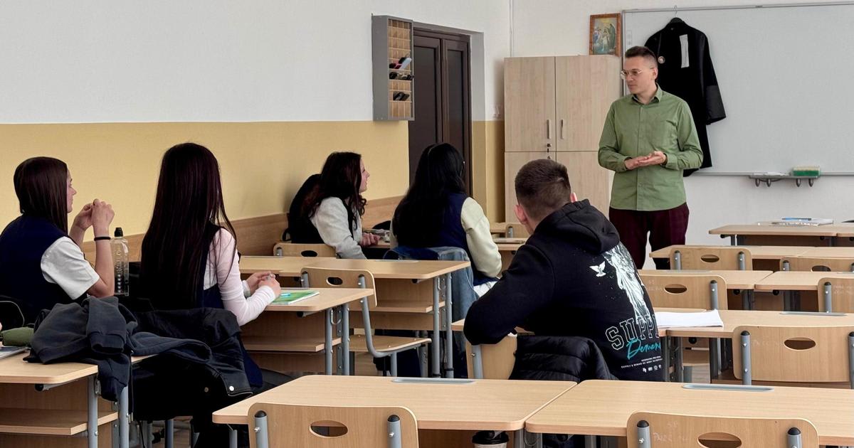 Judecător în discuție cu elevi