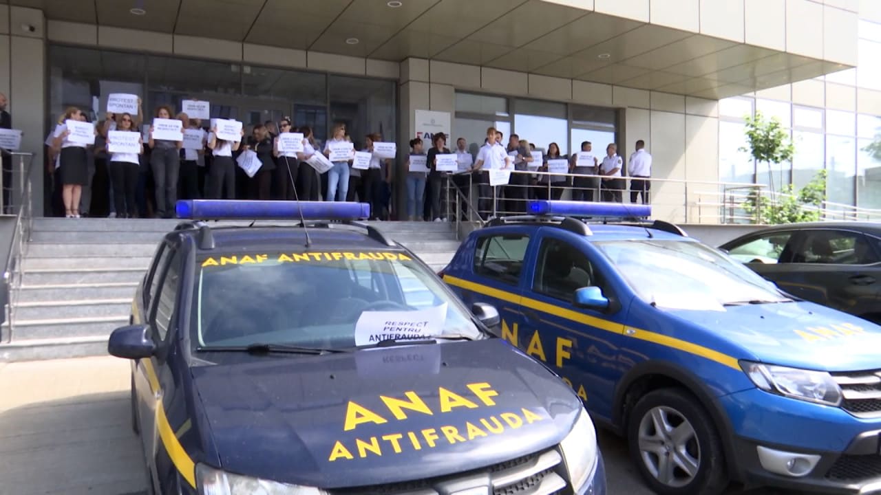 Angajați ai Fiscului și serviciilor de ambulanță protestând în România